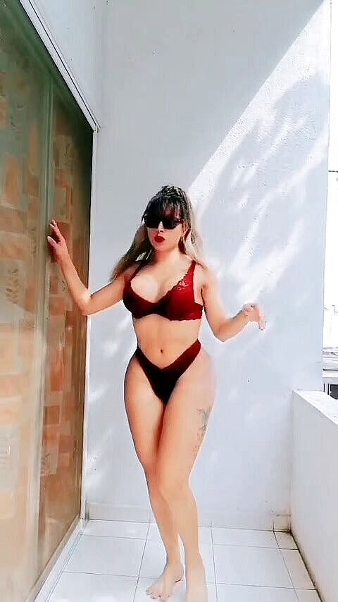 Barbietransxxxx: Deslumbrante travesti rabuda mostrando sua boca chupando para sexo oral