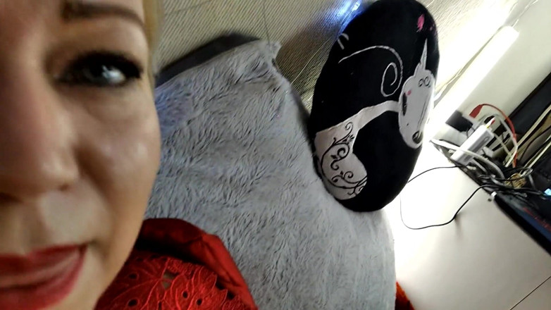 AimeeParadise: Diosa puta madura en lencería roja chupa la polla y...