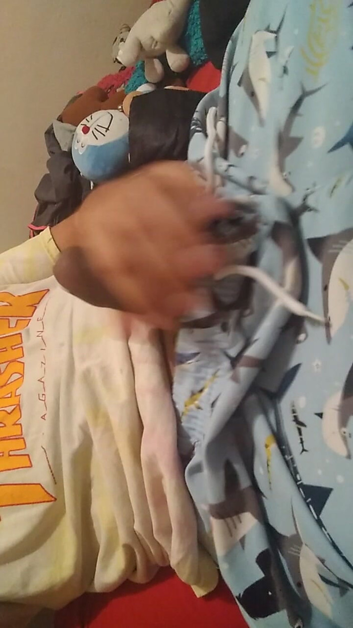 AlexAlejandro13: Toque-me sobre minhas roupas