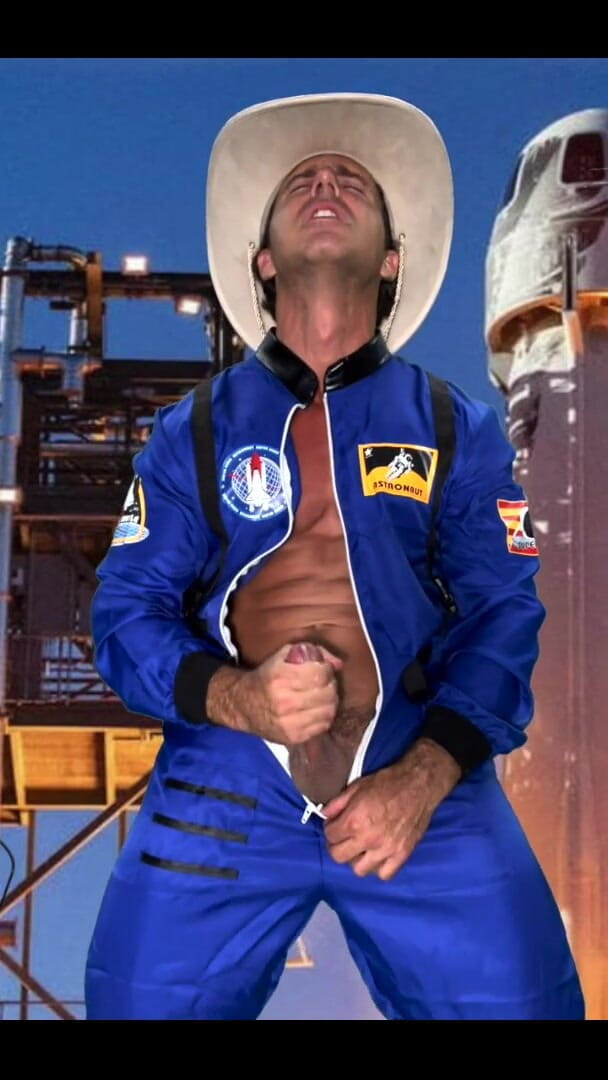 Reese Rideout: スペーススーツのオッコ