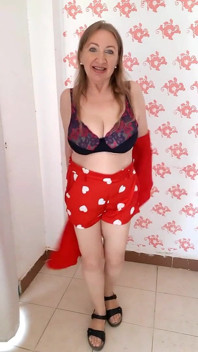 Sexy MILFka s obrovskými přírodními kozami dělá striptýz v sexy spodním prádle