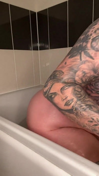 Junte-se a mim no banho enquanto eu brinco com você com meus peitos e bunda grande