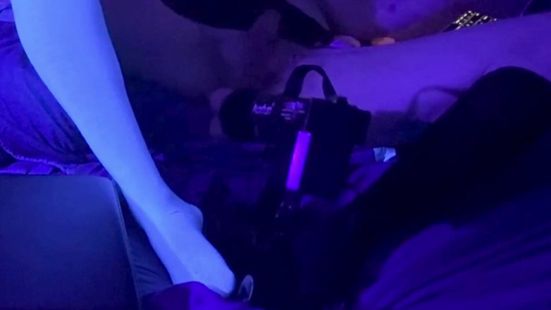 S1utTransPup: S1uttranspup在一个黑色的房间里用一根9英寸的假阳具