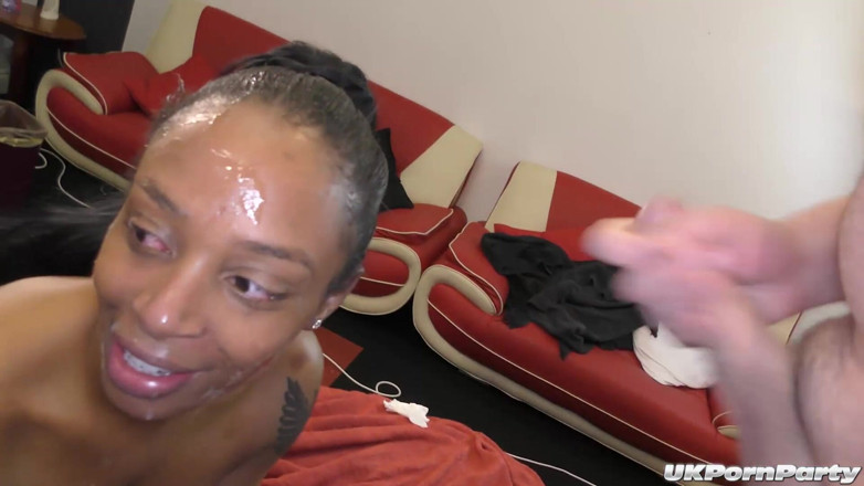 UkXXXpass: La bambola ebano lolla marie si gode una gangbang