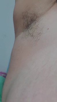 Spettacolo di ascelle pelose