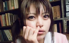 Momoka vú to tròn trịa và dễ thương đang đào mũi