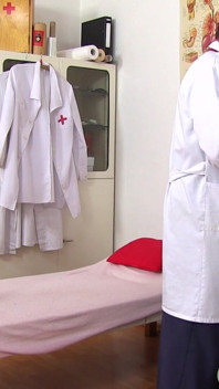Reifer frauenarzt, freakiger frauenarzt betreibt cam in seiner operation, um patienten aufzuzeichnen
