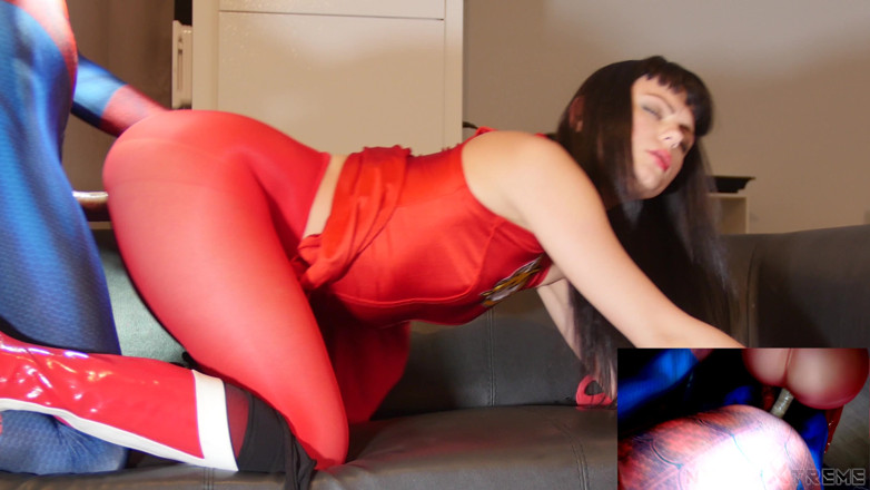 Nylon Xtreme: Sonya Durganova muestra medias rojas