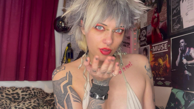Glitterqueen1999: Mouth Tour Red Lipstick Goth Girl