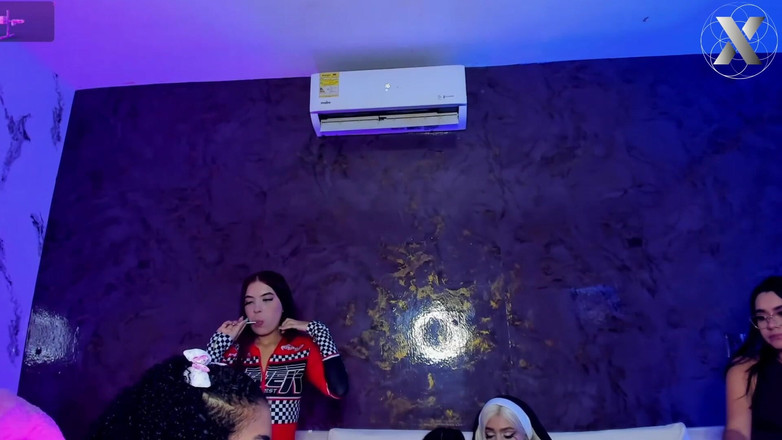 Lesbian Friends: 쾌감에 신음할 때까지 보지 페라