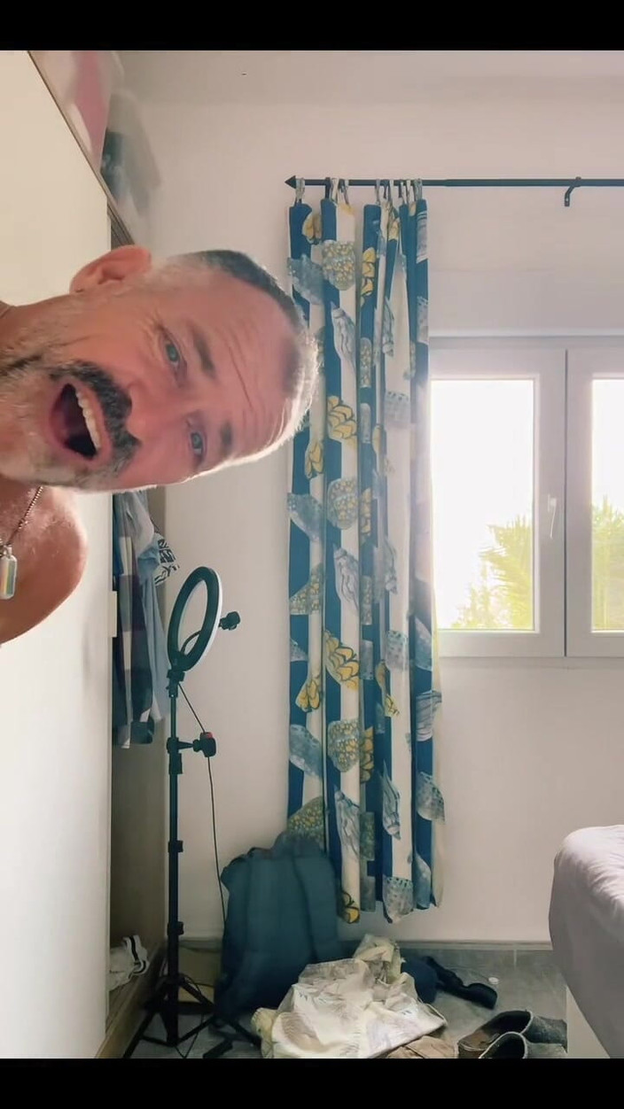 Daddybearvlc: 试穿你发来的Speedos！！你想要保持匿名，但你知道你是谁。谢谢，但我需要更大的尺寸