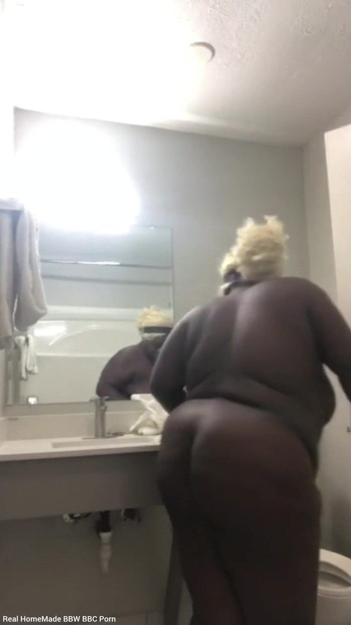 Super sexy ebony cuties: ホテルのバスルームの床でおしっこを広げて