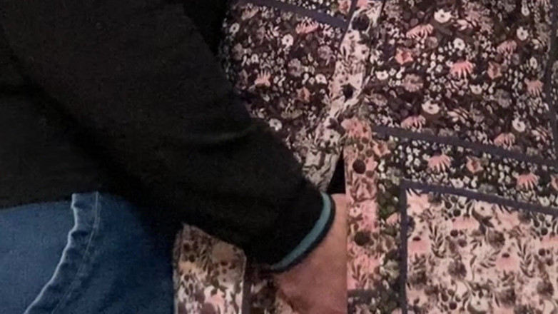 Niki studio: Seksowna MILF pociera łechtaczkę w metrze