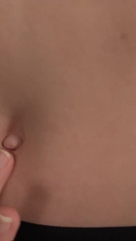 Milfka Nikki olizuje outie