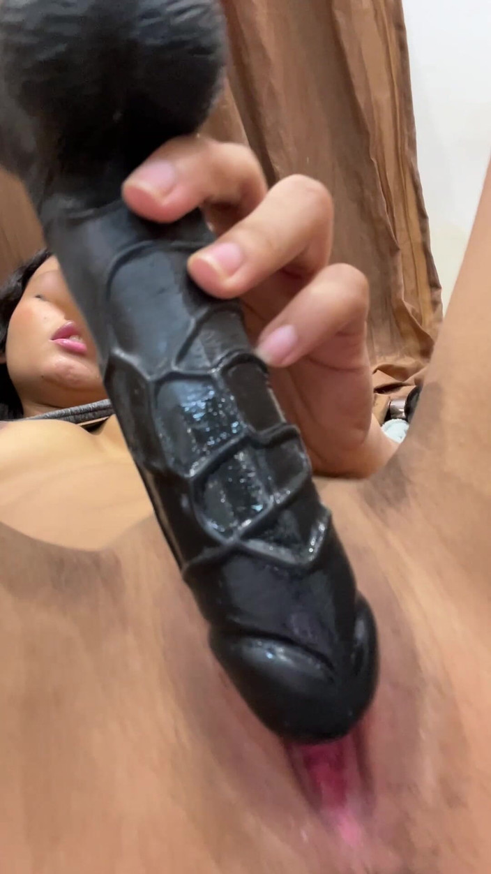 kafesexxx: La Principessa Troia Si Arrapa Con Il Suo Grosso Dildo...