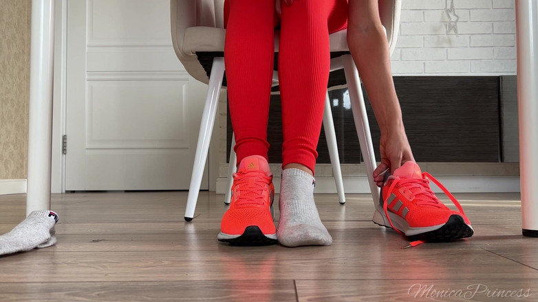 Princess Monica: Ayakkabı ve ayak masanın altında oynuyor