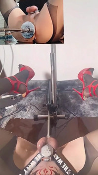 Der zerstörerische orgasmus aus dem elektroschock überwältigte mich und machte mich mit meinen high heels durch den raum