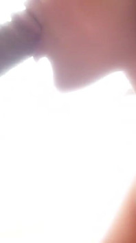 Memberikan blowjob sensual dan perlahan