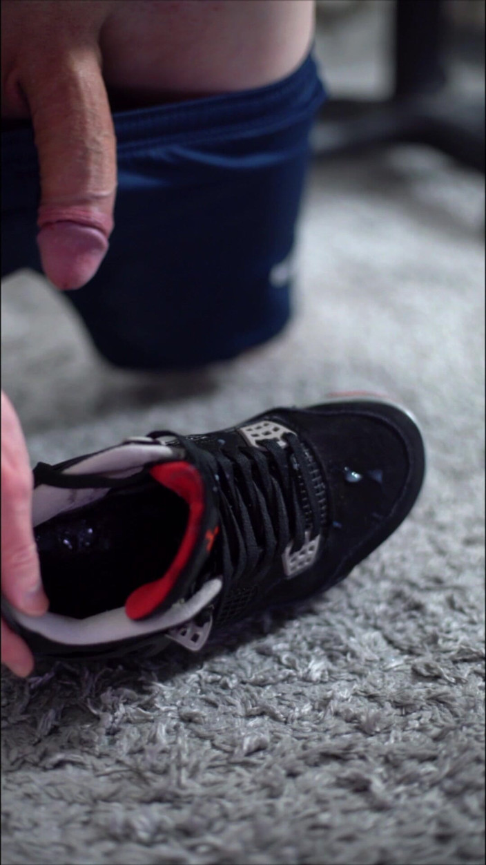 Sneakersmax98: Spiel mit Jordan Retro Iv Turnschuhen und Cumming Inside