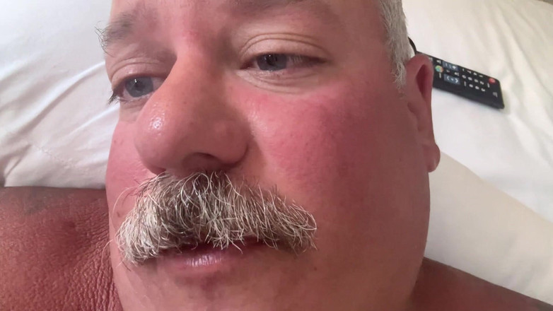 Hand-Free-Daddy-Chub: Robustní trenérka v důchodu velmi mužská s velkým tlustým ptákem