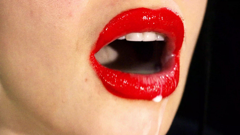 Goddess Misha Goldy: Bibir merah dan permainan dengan cecair dan air liur! Susu...