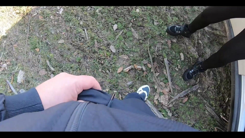 MilfyCalla: Bijna betrapt- pijpbeurt buiten de deur