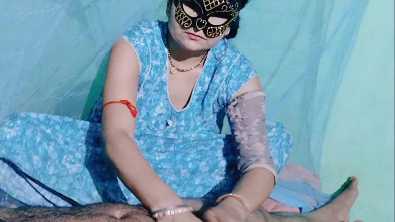 NituRandi94: Kawan ibu tiri desi mengurut zakarnya dan mengongkeknya dalam gaya...