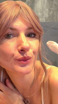 Soused v bílých lesklých punčocháčích silně saje a polyká sperma