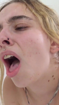 Ung och oerfaren men mycket ivrig! Sexig Irina love gör sin porrdebut!