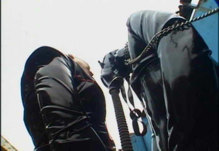 Absolute BDSM films - The original: Uomo dominante con la maschera antigas