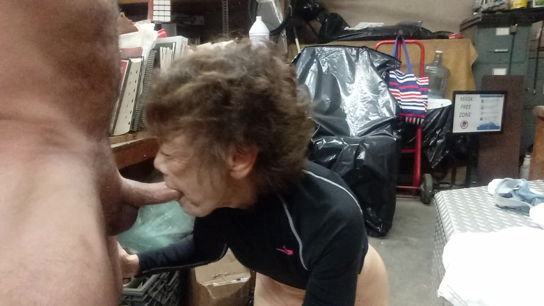 Cock Sucking Granny: Oma houdt van elke dag pik zuigen
