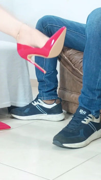 Con Mis Tacones De Punta De Aguja Y Mis Pies Descalzos Hago Una Paja a Mi Amante Hasta Que Eyacule En Mis Pies