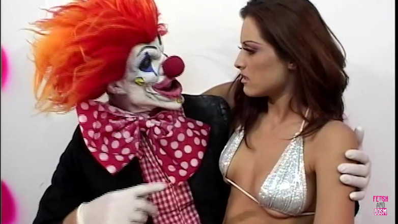 Fetish and BDSM: Anstelle eines geschenks bekommt kristina black einen dampfenden dreier mit...