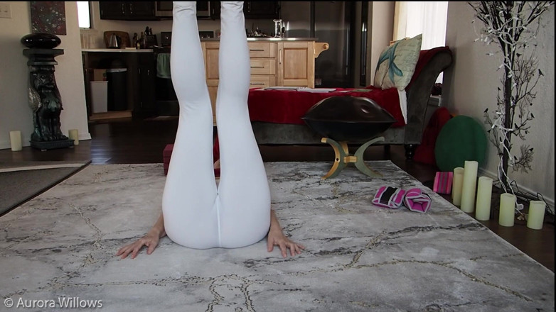 Aurora Willows: Beyaz yoga pantolonlu kamera arkası