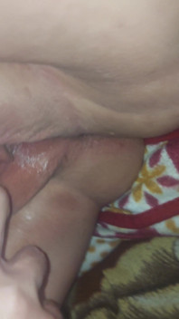 La cagna grassa vuole fare fisting nella figa