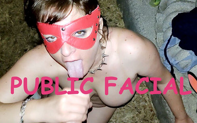 Toilet Mommy: Parkta tamamen çıplak yarak emiyor