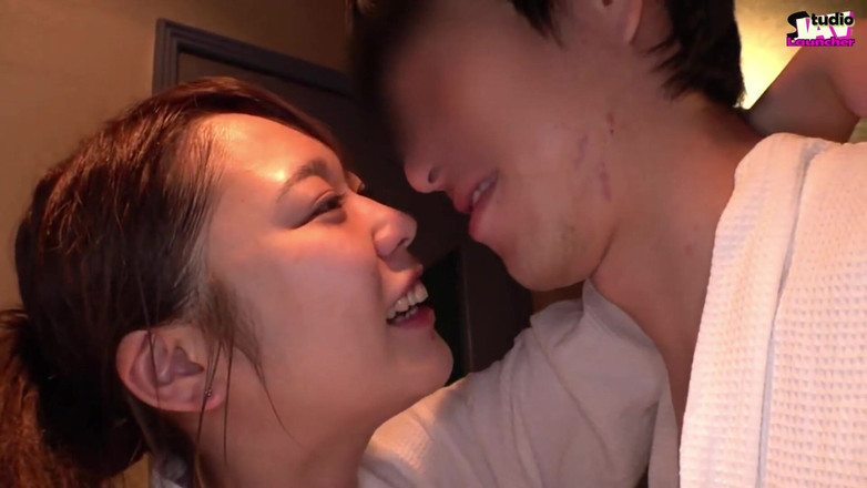 Studio JAV Launcher: Alegre dama de oficina Grins lo lleva a la base...