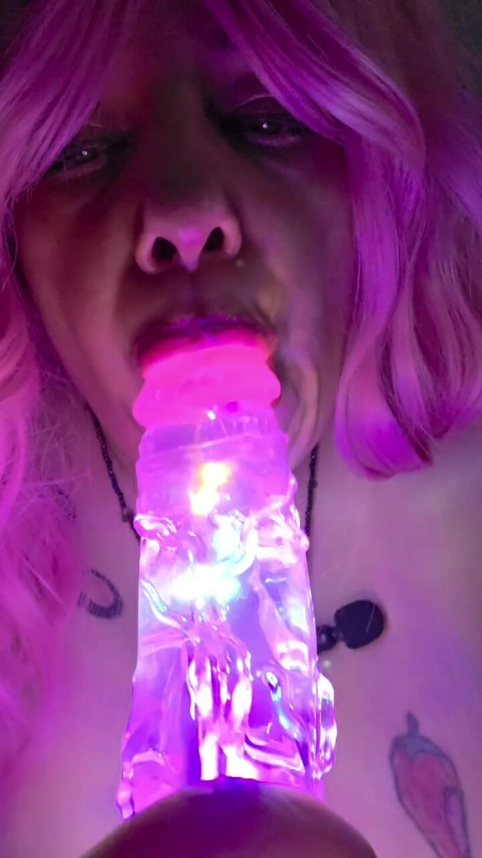 LustyPeachesofSin: Succhiando il mio dildo acceso