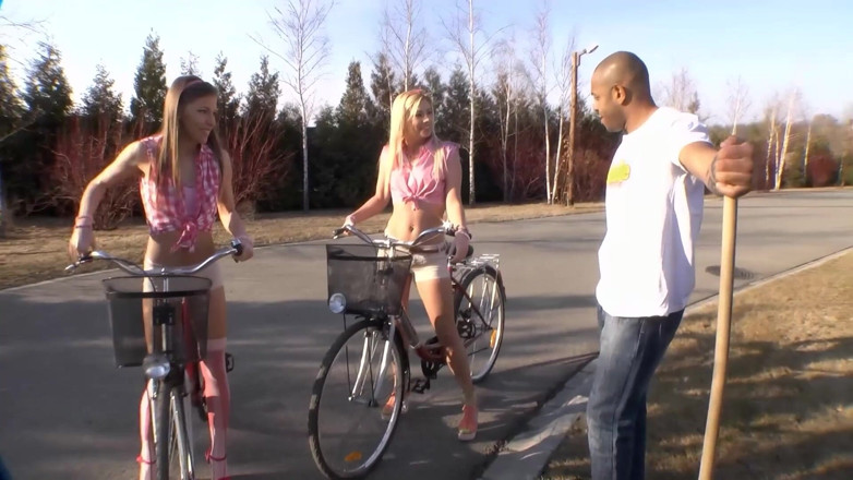 Threesome and GangBang: Blonde Babes Uwielbiają Ogromny Czarny Kutas W Dzikim Trójkącie
