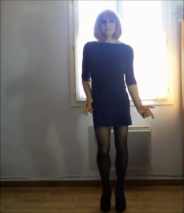 Faustine: Crossdresser Faustine sexy dance.