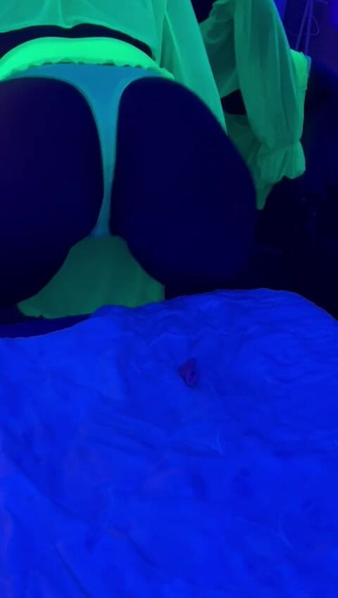 Caramela Sluty Wife: Neon outfit in lingerie twerking corpo perfetto culo ragazza