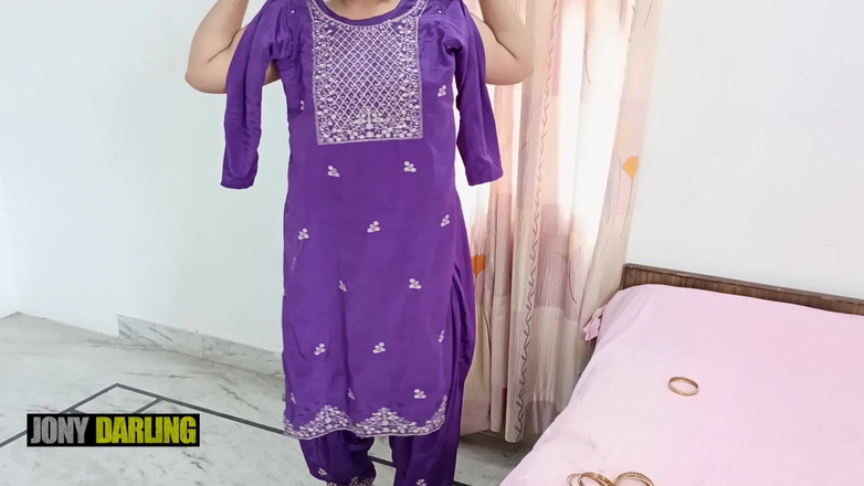 Jony Darling: Nahá macecha nosí pandžábský oblek a tančí na pákistánské Mujra...