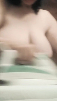 Une belle-mère de 57 ans aux gros seins naturels, repasse ses vêtements et passe un appel vidéo secret avec son beau-fils