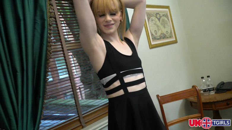 UK TGirls: Linda británica con juguetes y se corre