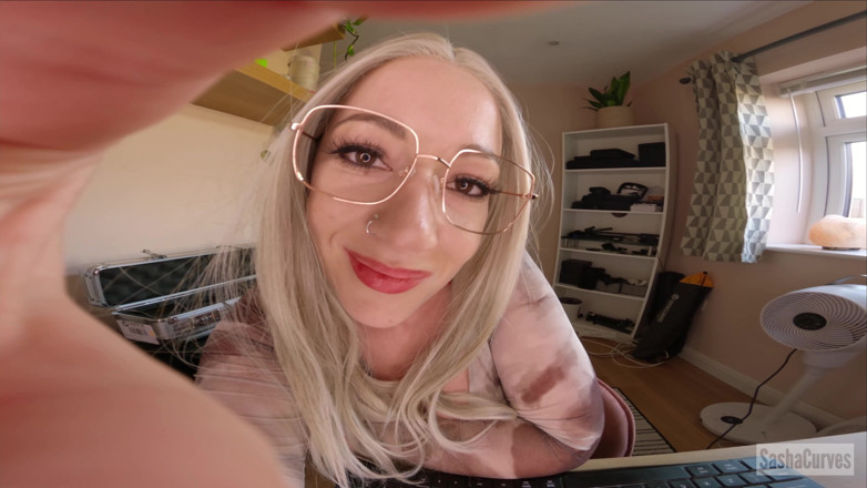 Sasha Curves: Clumsy Giantess Scientist Shrinks the Competition