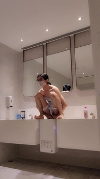 Ballerina exhibitionistisch spel met dildo in het toilet