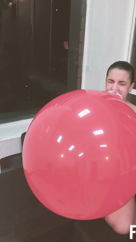 VEDERE LA PERSOANA 1 B2P 18 cm Balon roșu uriaș + Hitachi goală