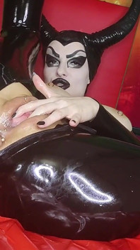 Vrăjitoarea satanică din latex negru îl cheamă pe Satan