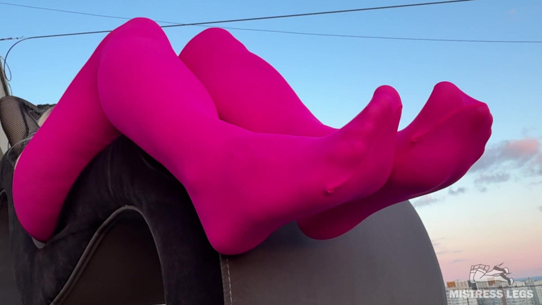 Mistress Legs: Provocación de nylon rosa en la azotea al atardecer - pies...