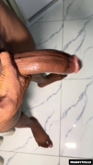 HornyVille G: Hetero-typ mit großem schwanz masturbiert